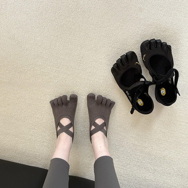 Home Gym Yoga - 女性用クロスストラップ5本指ヨガソックス滑り止めシリコングリップ付き通気性ピラティスバレフィットネスソックス（ホームスタジオ用）